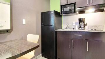 Coffee/tea maker, fridge, microwave, stovetop