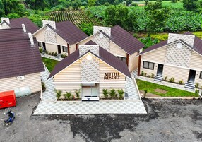 Un resort con varias construcciones, una entrada principal y un estacionamiento.