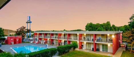 Un motel doté d’une piscine, de plusieurs balcons et d’un parking.
