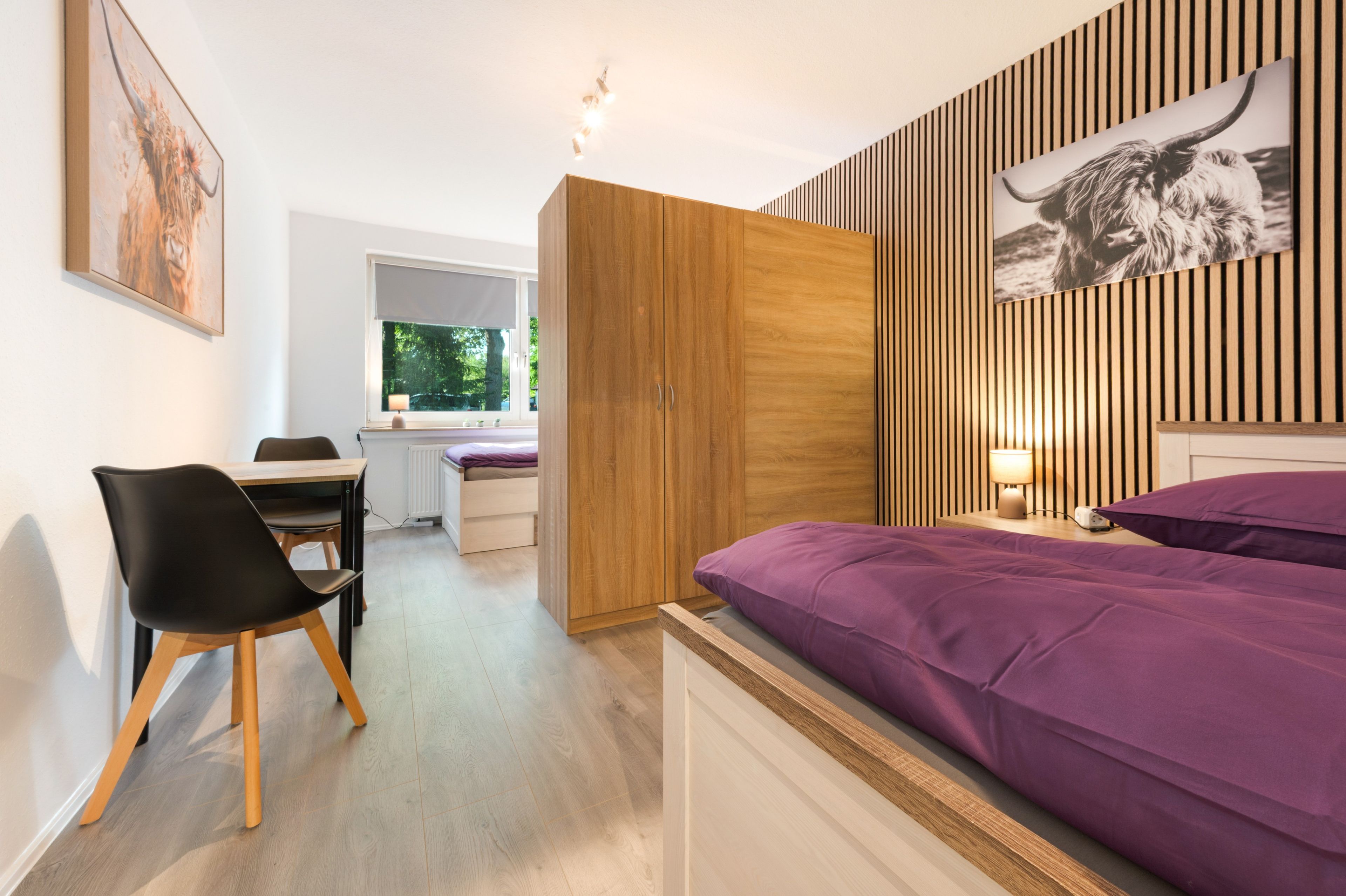 Ein modernes Schlafzimmer mit einem Bett, einem Schreibtisch und einem Stuhl.