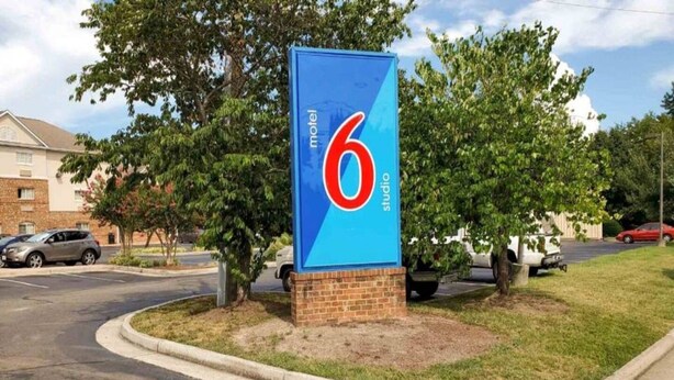 Hotellin kyltti, jossa on numero 6 ja sana »studio», mikä viittaa siihen, että huone on studiomallinen.