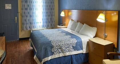 Spacious Queen Bed Room|Free Wifi