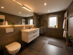 Suite superior, balcón, vistas a la ciudad | Baño | Ducha, toallas, jabón y champú