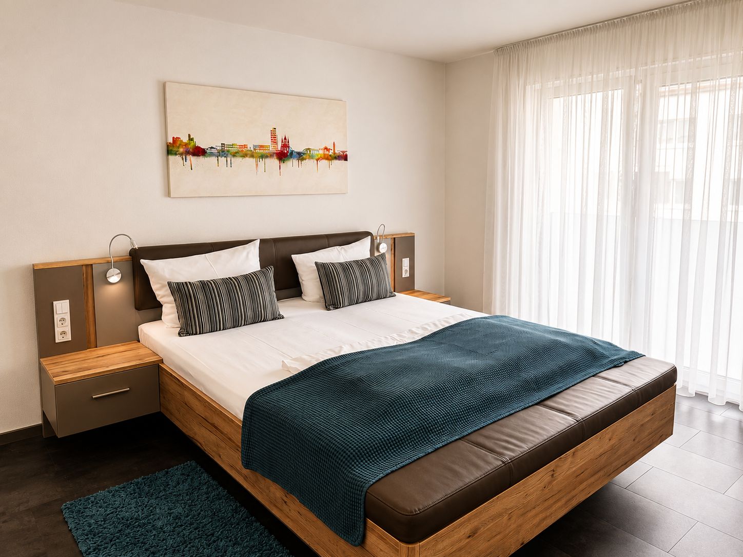 Ein modernes Schlafzimmer mit einem großen Bett, einem Nachttisch, einer Wandleuchte und einem Stadtbild.