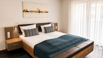 Ein modernes Schlafzimmer mit einem großen Bett, einem Nachttisch, einer Wandleuchte und einem Stadtbild.