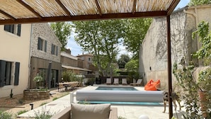 Outdoor dining - Vrbo Property (Montséret)