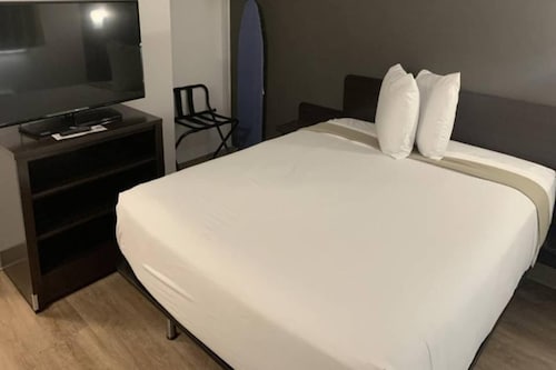 1 Queen Bed|Smoking, Kitchen