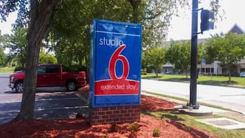 Señal del hotel Studio 6 Extended Stay.