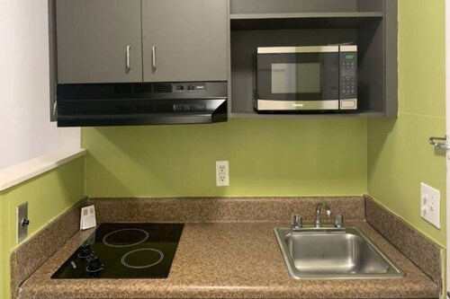 1 Queen Bed|ADA/RI Shower/Nsmk/Kitchen
