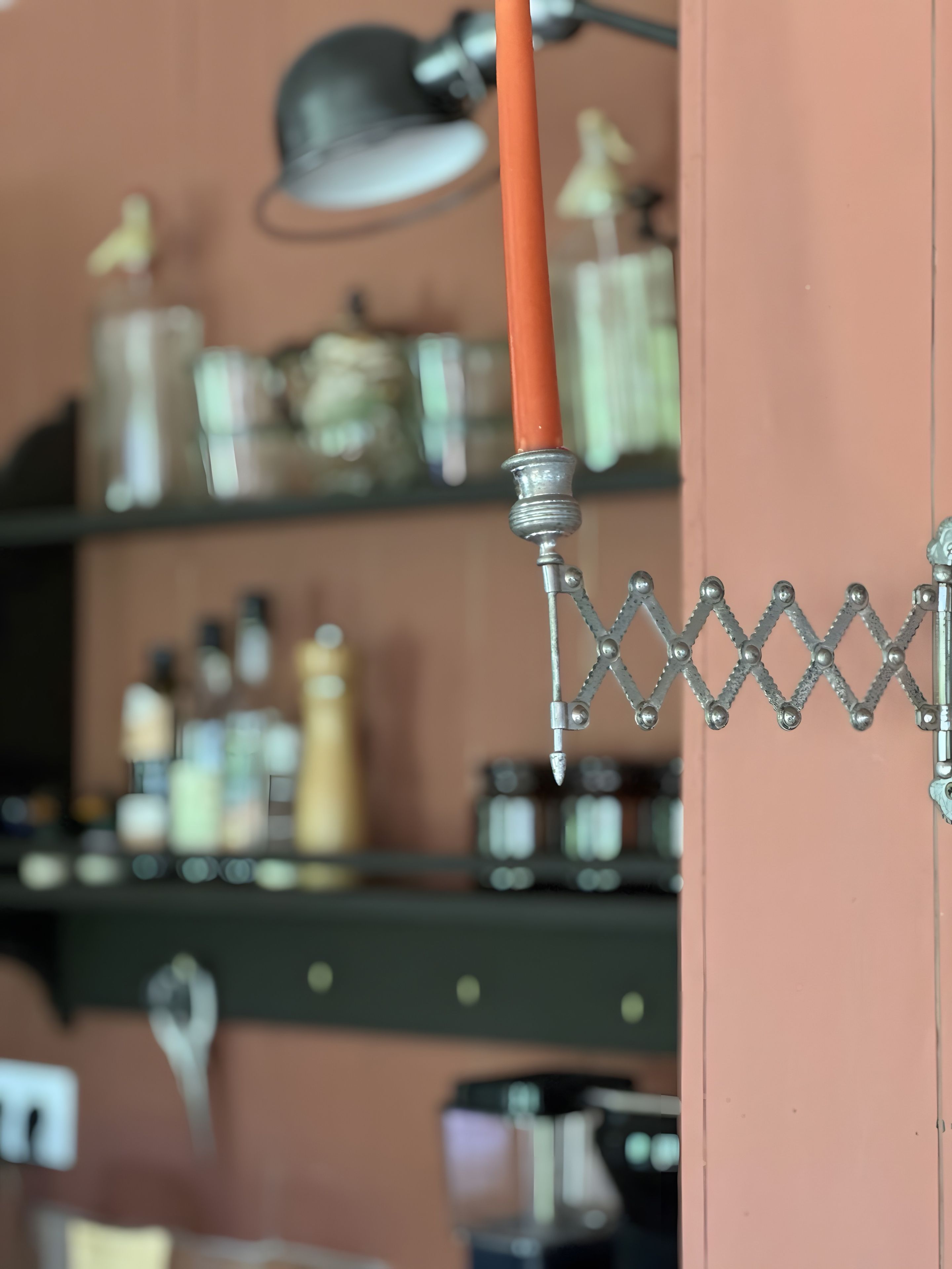 Une cuisine équipée d’un étagère suspendue pour les casseroles, d’une cuisinière et de divers ustensiles de cuisine.