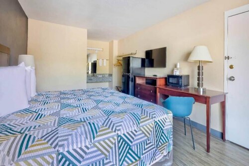 1 Queen Bed | Non-Smoking, Micfridge