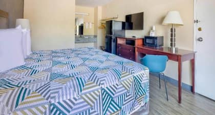 1 Queen Bed | Non-Smoking, Micfridge