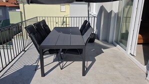 Outdoor dining - New Suite 3-bedroom Apartment With Sea View (Umag)