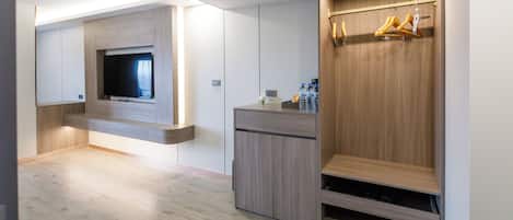Een moderne badkamer met een inloopdouche, een wastafel met spiegel en een handdoekrek.