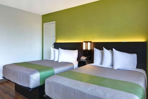 2 Queen Beds|ADA/RI Shower|Kitchen