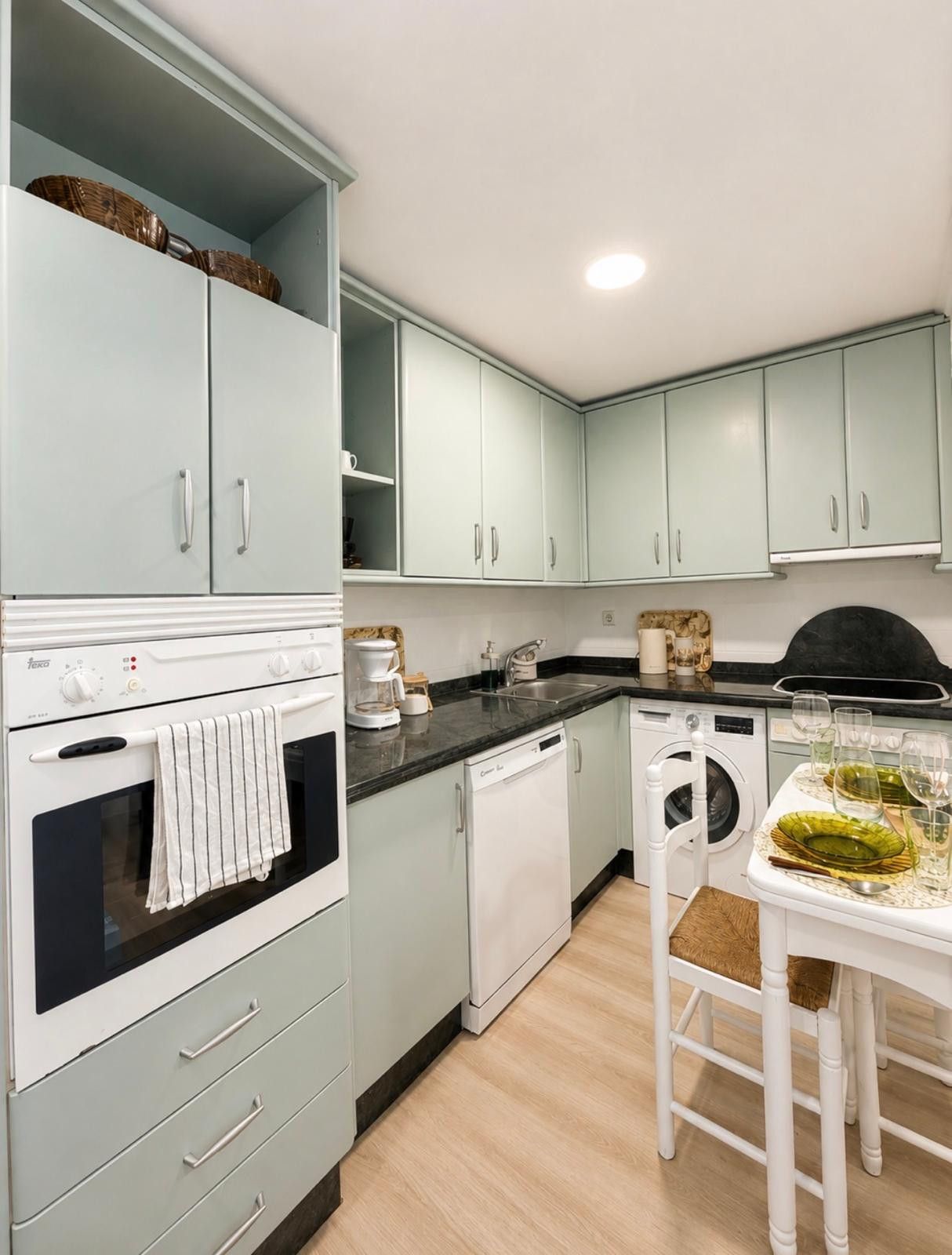 Coffee/tea maker, fridge, oven, dishwasher