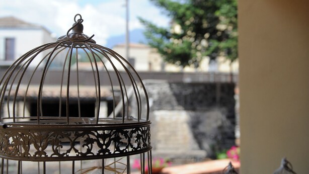 A metal birdcage with candles on a balcony. - Vrbo Property (Fornazzo)