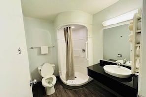 Ein Badezimmer mit Toilette, Duschkabine und Waschbecken.
