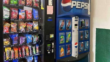 En automattankstation med snacks och en läskautomat för Pepsi.