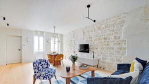 Living area - One-Bedroom Superior Apartment - No Elevator (Paris)