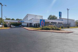 A 6-star hotel with a large parking lot and a clear sky. - Comfy 1 King Bed | Non-Smoking, Micfridge (Decatur GA)