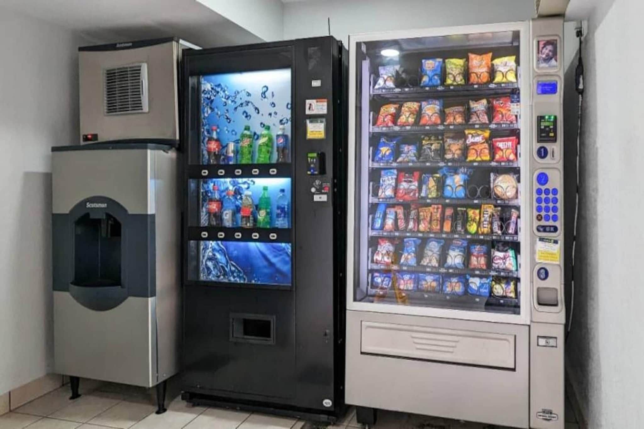 Een automaat met snacks en een koelkast.