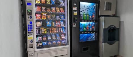 Ein Getränkeautomat mit Snacks und Wasserspender.