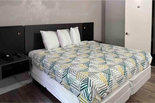 Spacious King Bed|Free Wifi|Vending