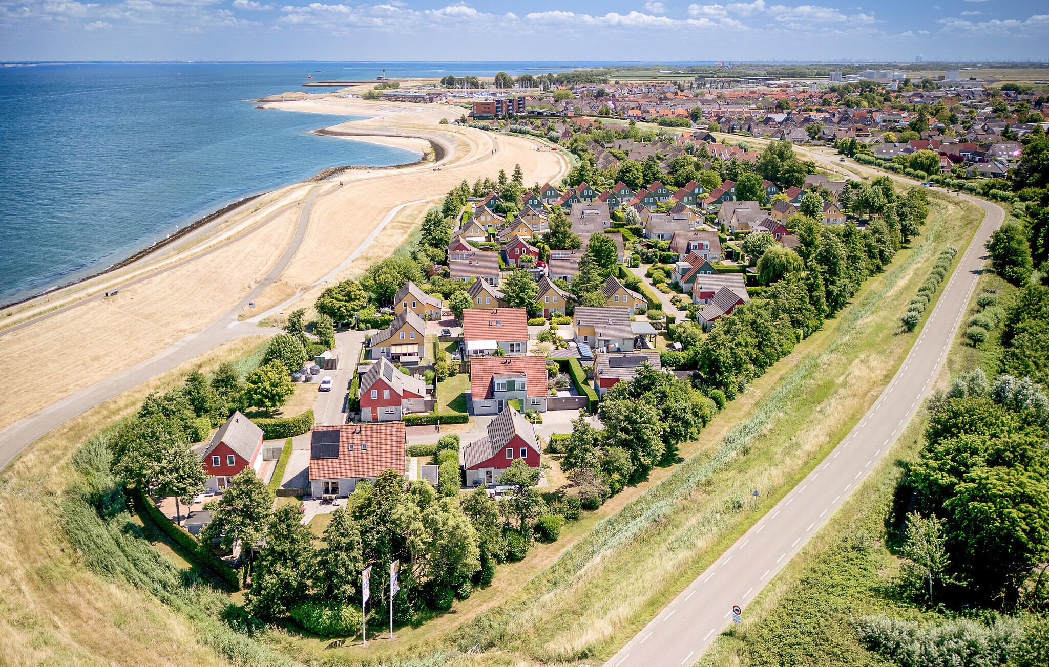 Une zone résidentielle côti ère comprenant des maisons, une plage et une route.