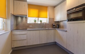 Cuina amb finestra, rentamiques, armaris i cafetera Siemens.
