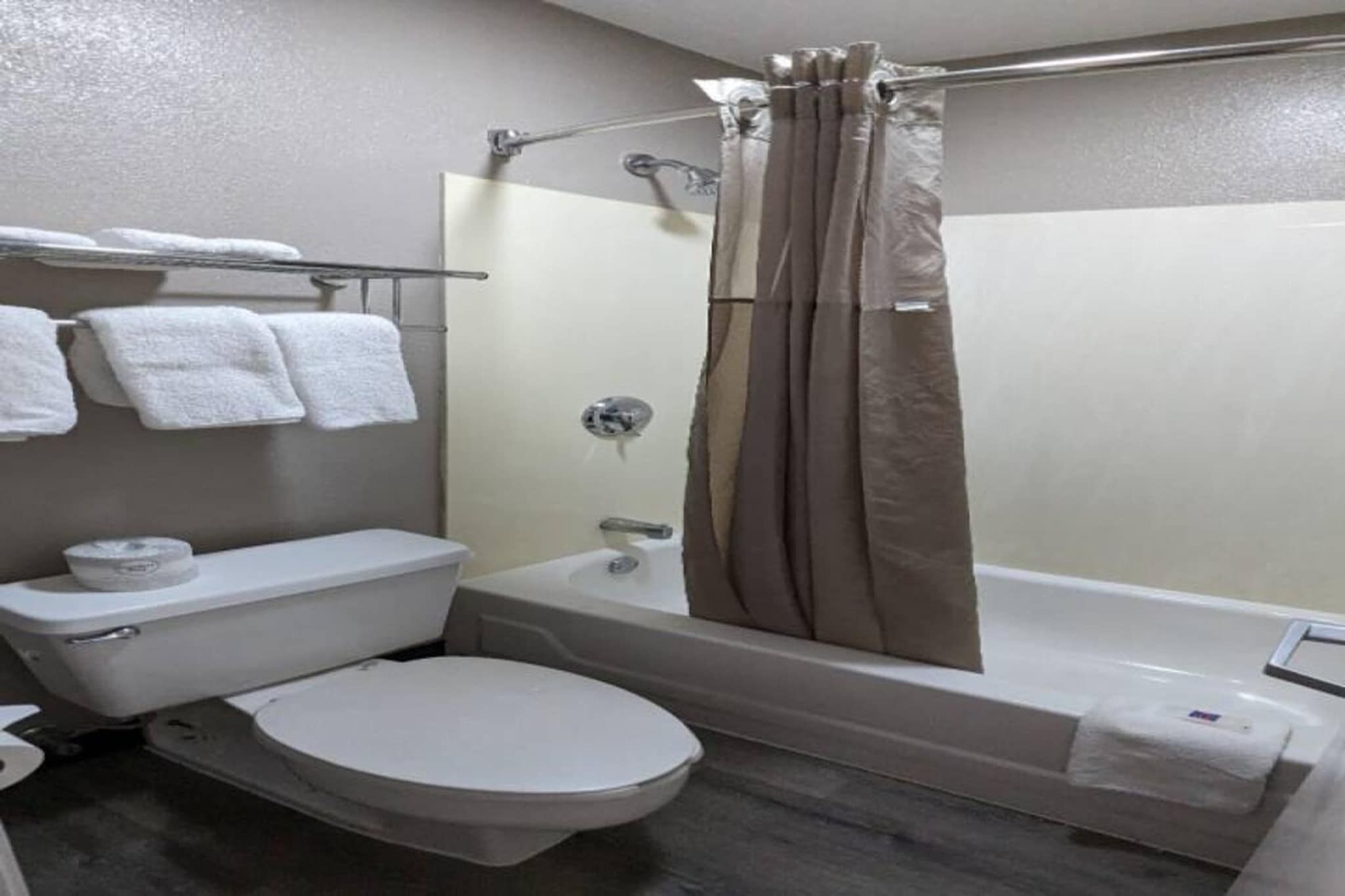Une salle de bain standard équipée de toilettes, d’un lavabo et d’une baignoire.