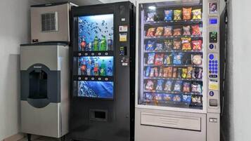 En automattankstation med ett urval av snacks och ett kylskåp.