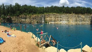 A beach with a clear blue pool, a sandy shore, and a rocky cliff in the background. - 2 Queen Beds|Nsmk,Micfridge (Rolla)