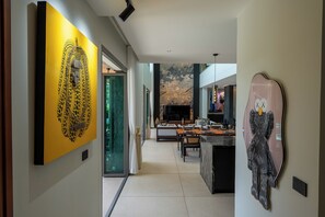 Ein modernes Interieur mit Essbereich, Küche und Wohnbereich.