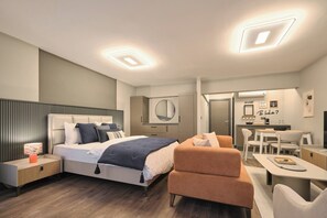 Ein modernes Schlafzimmer mit Bett, Nachttisch und einem Schreibtisch mit Stuhl.