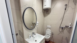 Standard Double or Twin Room | Bathroom - Rali Hotel & Restaurant (Tiranë)
