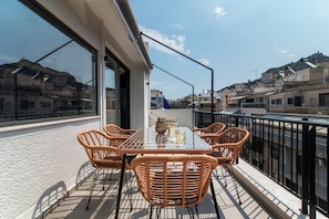 Outdoor dining - Chic Penthouse with Panoramic Wrap-Around City Views (Athina)