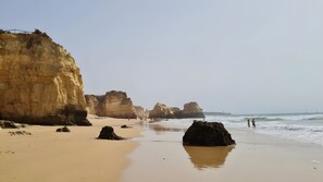A beach with large rock formations and a sandy shore. - Apartment 'Vista Bonita' with Sea View, Wi-Fi and Air Conditioning (Portimão)