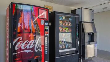 Máquina expendedora con el logotipo de Coca-Cola, máquina expendedora de snacks y dispensador de agua.