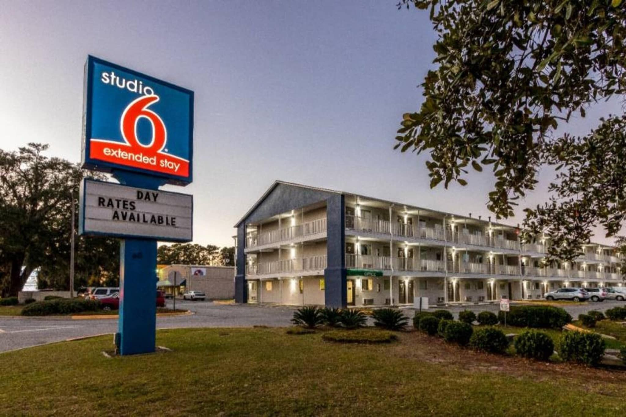 A multi-story hotel with a sign indicating Studio 6 Extended Stay rates available.