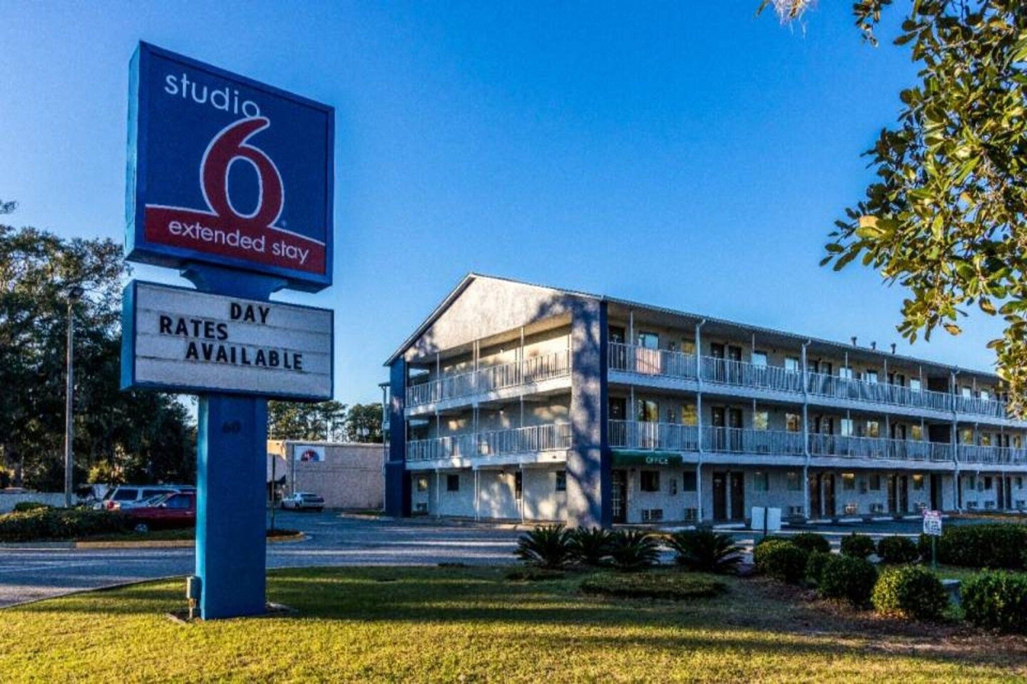 Un motel con un cartel que indica que hay tarifas para estancias prolongadas.