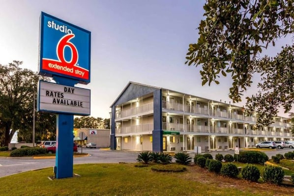 Un hotel Studio 6 para estancias prolongadas, con un cartel que indica que hay tarifas disponibles.