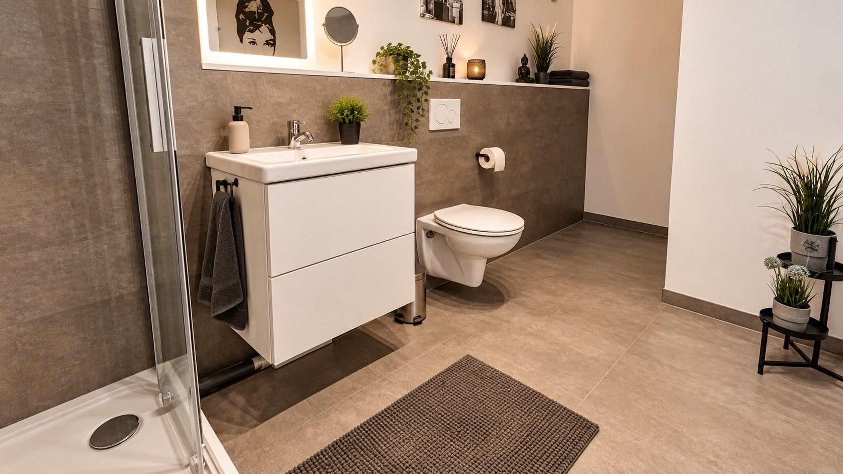 Un bagno moderno con doccia, wc e lavandino.