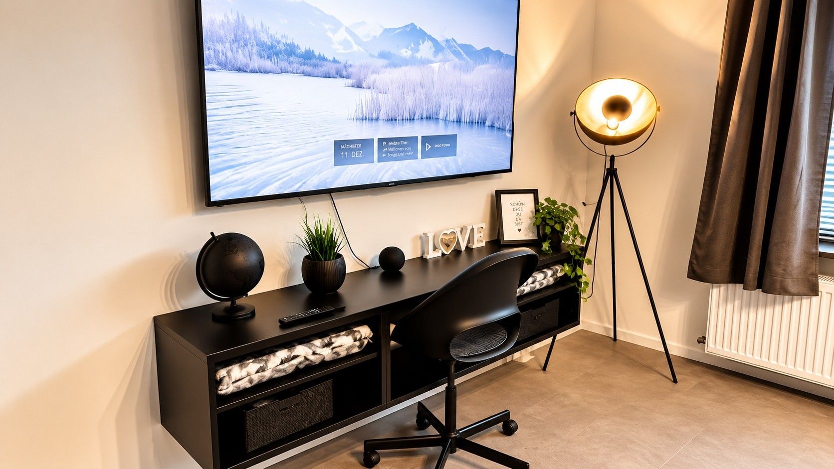 Ein moderner Schreibtisch mit Fernseher, Globus und Dekoration.