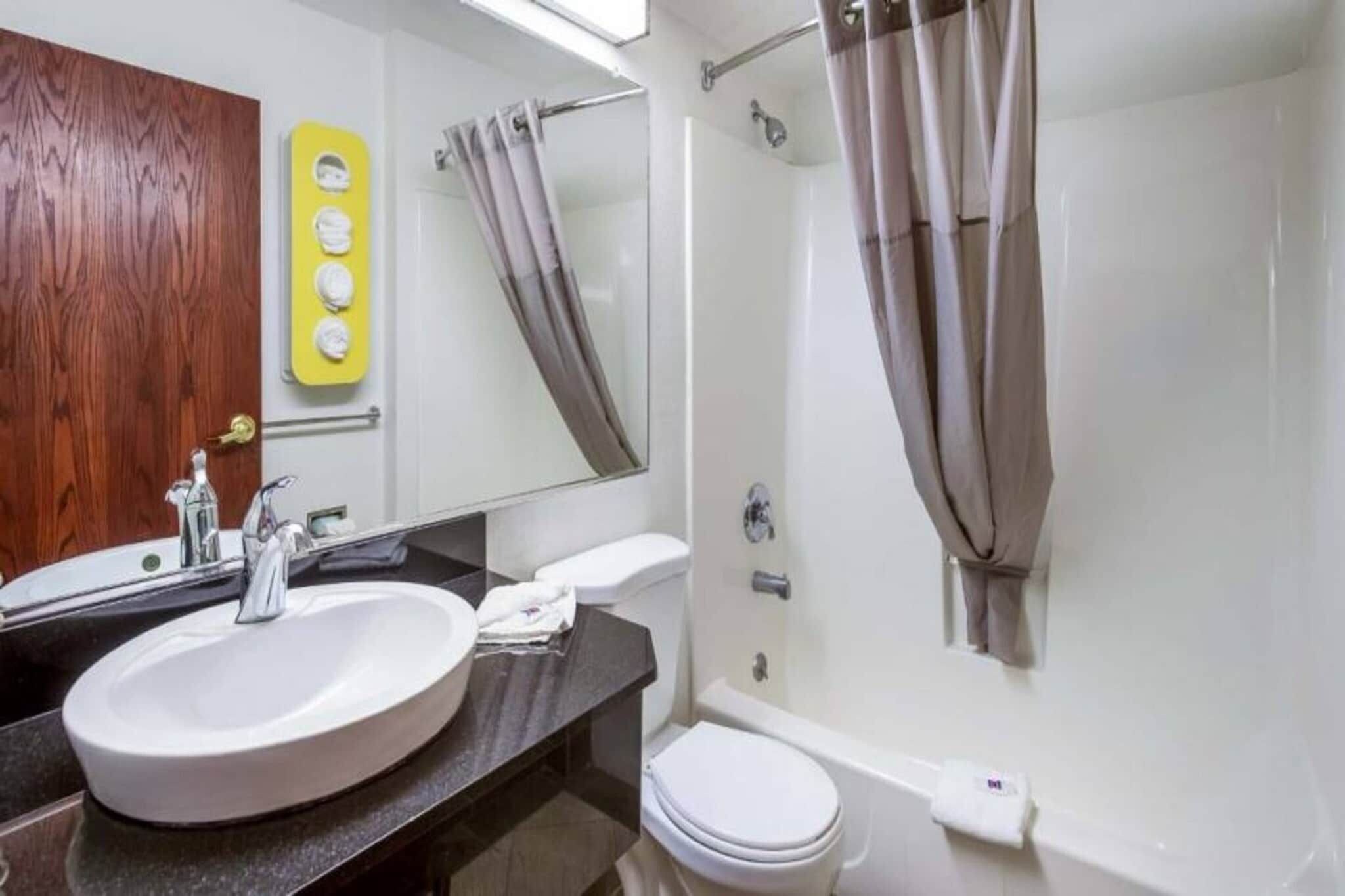 Ein Badezimmer mit Waschbecken, Toilette und Dusche.
