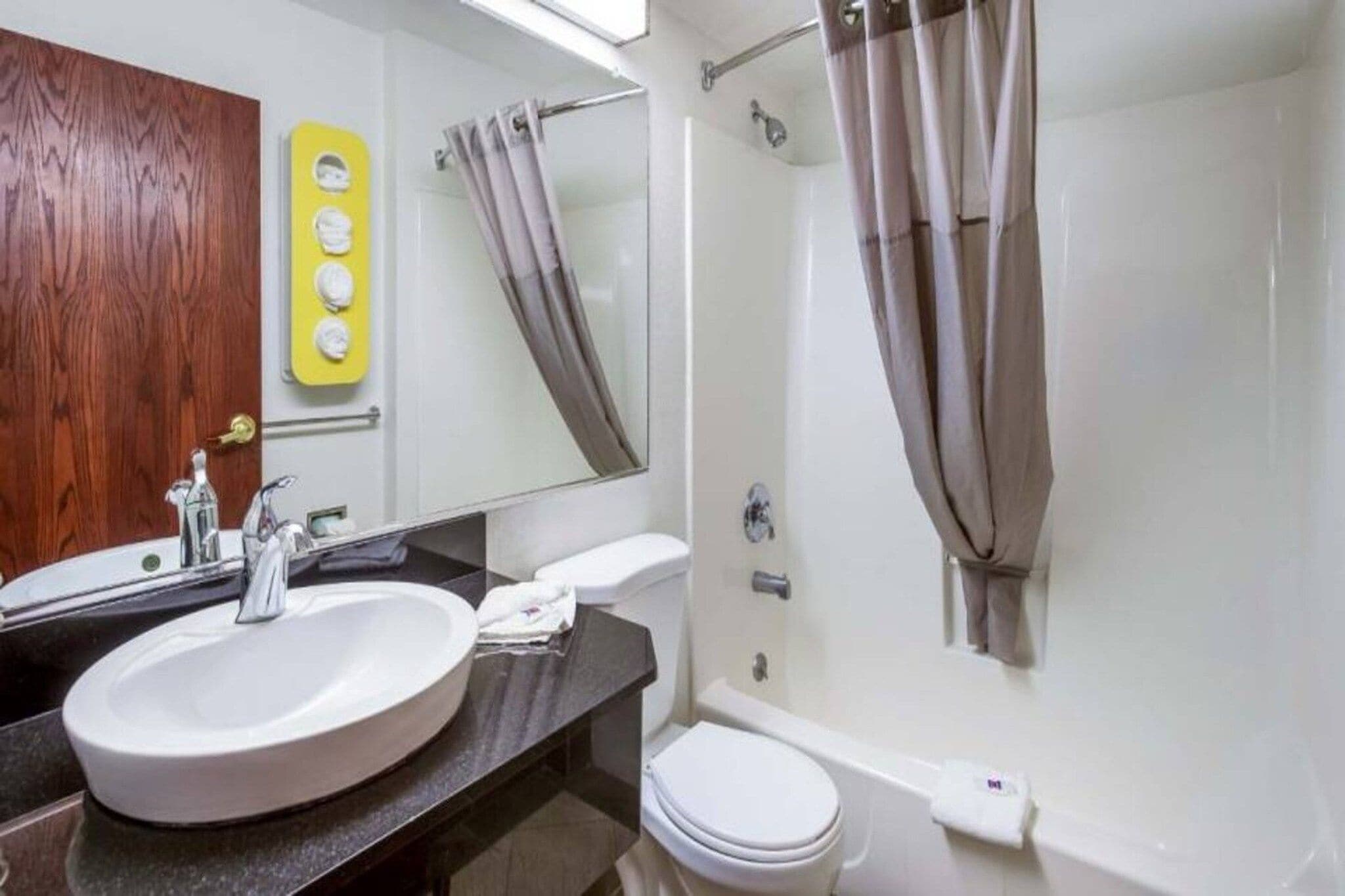 Une salle de bain avec un lavabo, des toilettes et une douche.