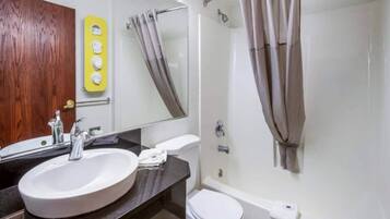 Ein Badezimmer mit Waschbecken, Toilette und Dusche.