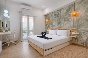 Ein Hotelzimmer mit einem Bett, einem Schreibtisch mit Stuhl, einem Spiegel und einem Fenster.