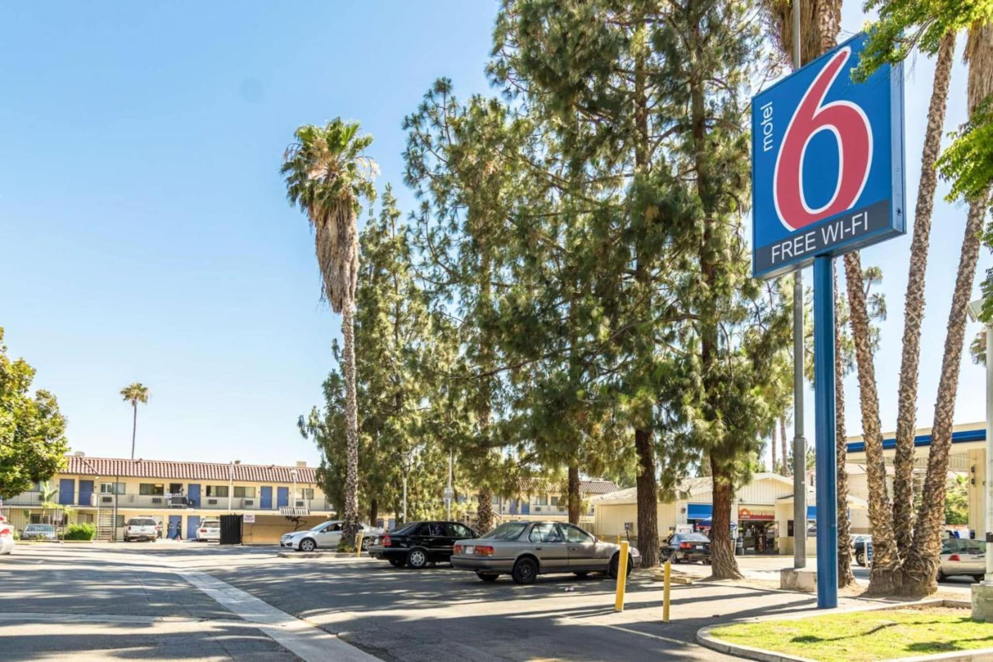 A motel sign with a number 6 and 'FREE WI-FI' indicating amenities.