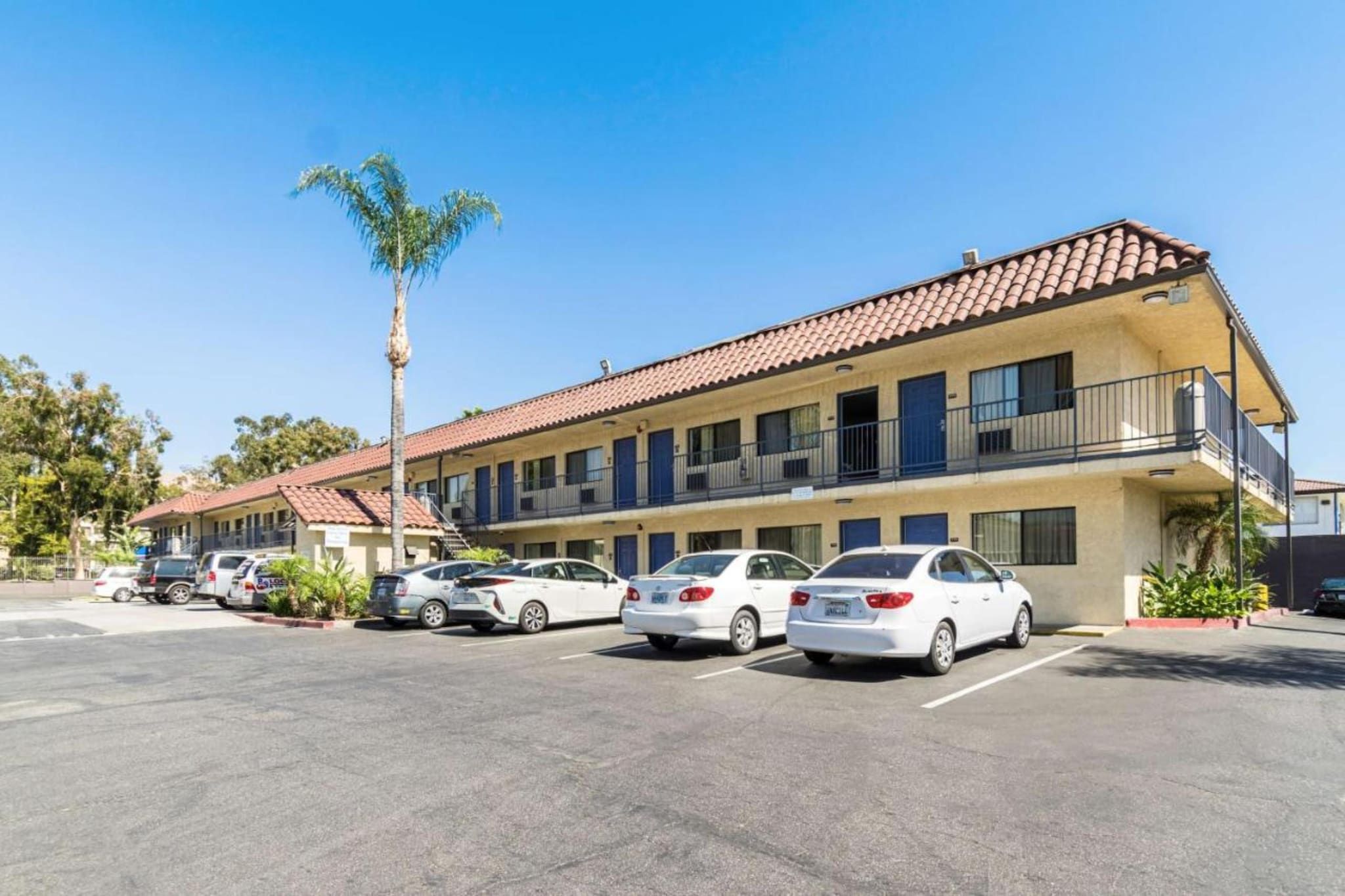 A multi-story motel with a parking lot.